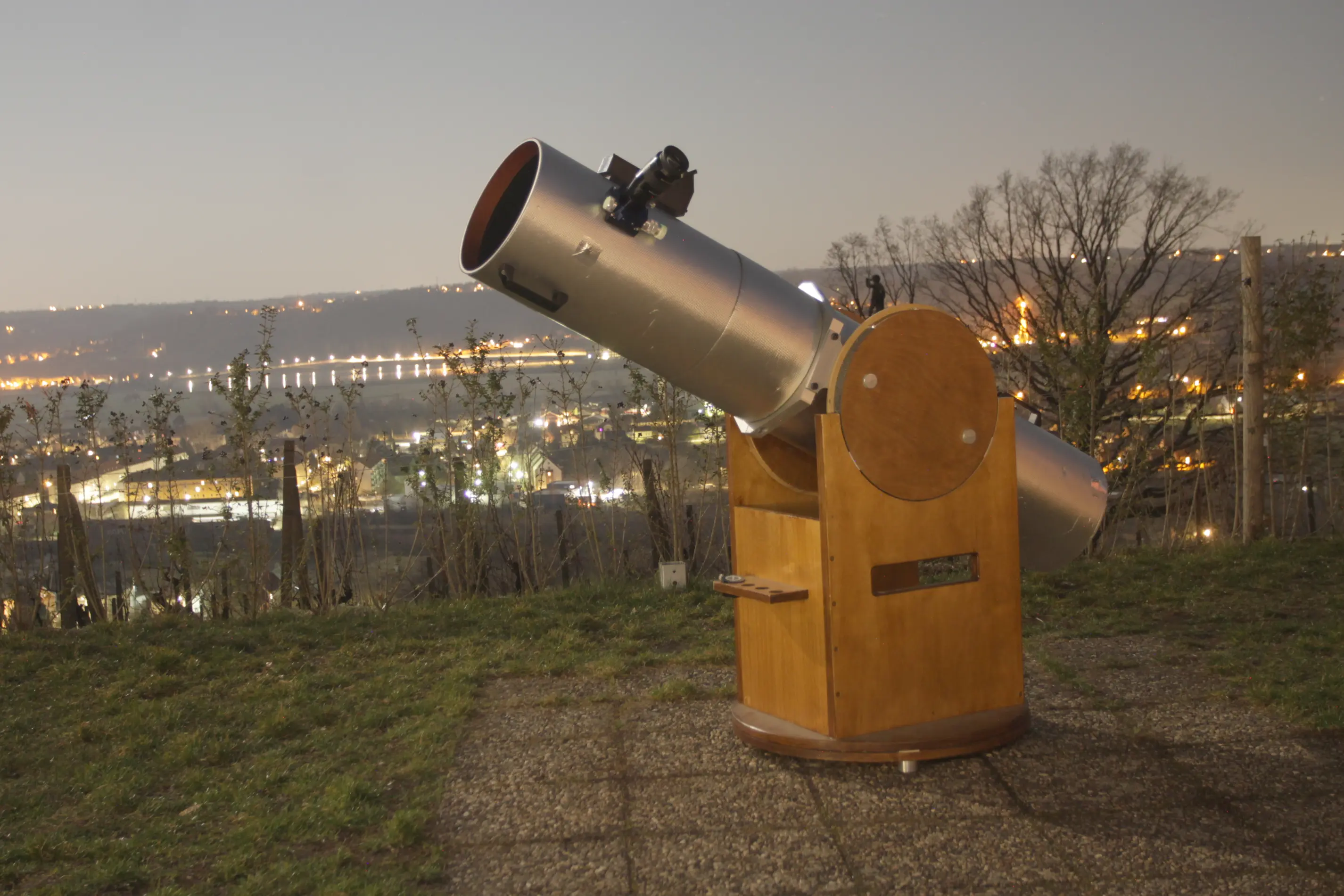 10-Zoll-Dobson Spiegelteleskop des Astroclub Radebeul e.V. an der Sternwarte Radebeul 10-Zoll-Dobson Spiegelteleskop des Astroclub Radebeul e.V. an der Sternwarte Radebeul