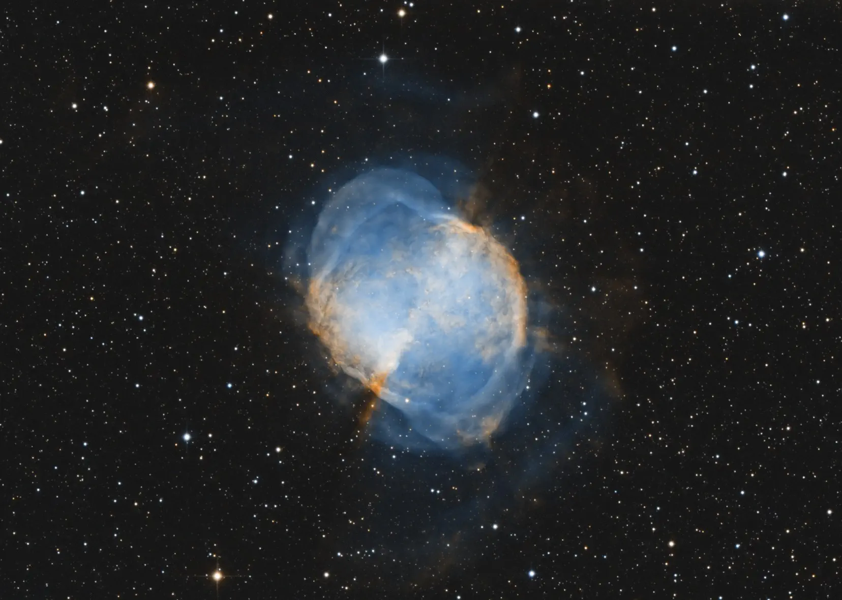 Hantelnebel M27 aufgenommen mit dem Dall Kirkham Teleskop des Astroclub Radebeul e.V. an der Sternwarte Radebeul Hantelnebel M27 aufgenommen mit dem Dall Kirkham Teleskop des Astroclub Radebeul e.V. an der Sternwarte Radebeul