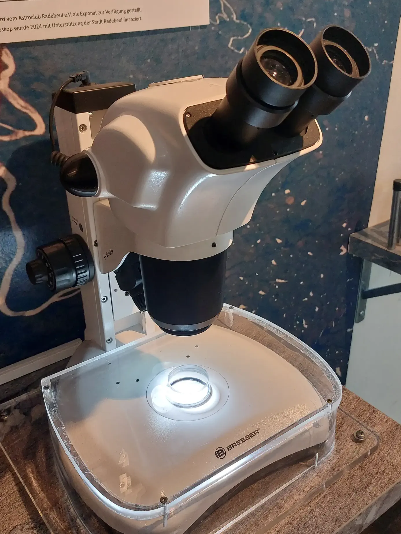 Mikroskop mit Mondstaub des Astroclub Radebeul e.V. an der Sternwarte Radebeul Mikroskop mit Mondstaub des Astroclub Radebeul e.V. an der Sternwarte Radebeul