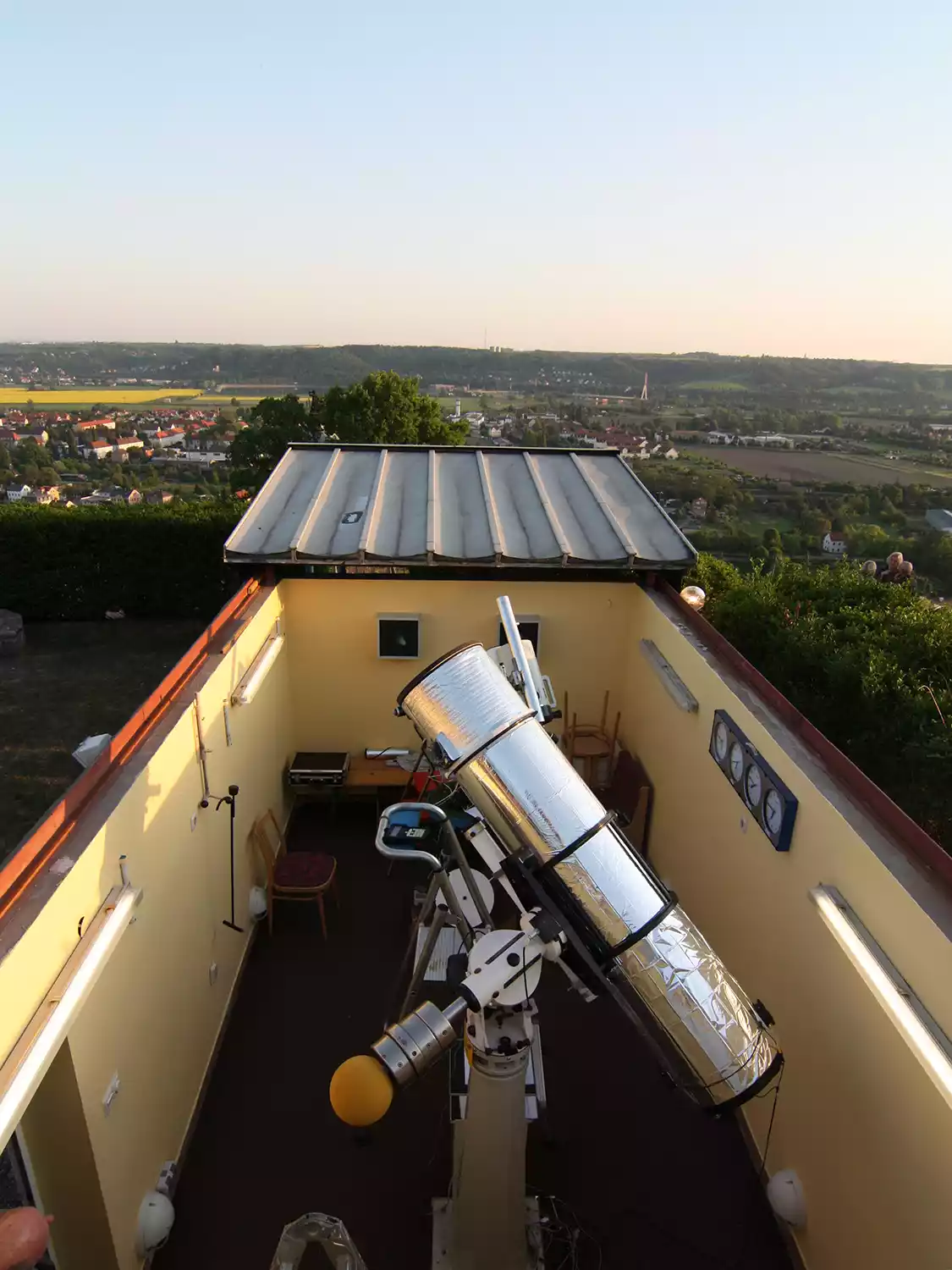 Beobachtungsraum mit Maksutov Newton Teleskop der Sternwarte Radebeul