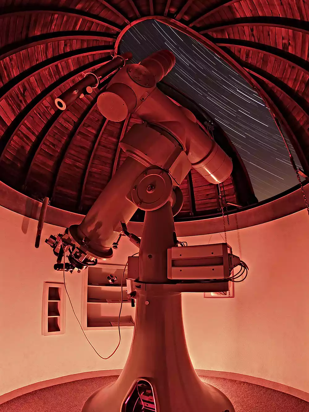 Blick auf den Zeiss Coudé Refraktor der Sternwarte Radebeul innerhalb der Kuppel bei Nacht