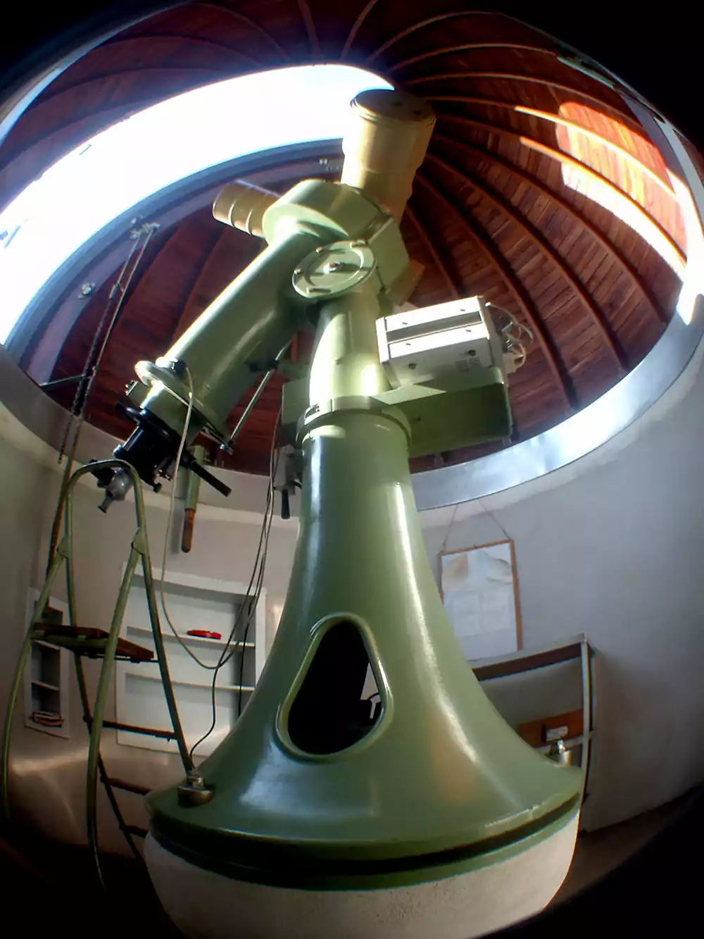 Blick auf den Zeiss Coudé Refraktor der Sternwarte Radebeul innerhalb der Kuppel am Tag