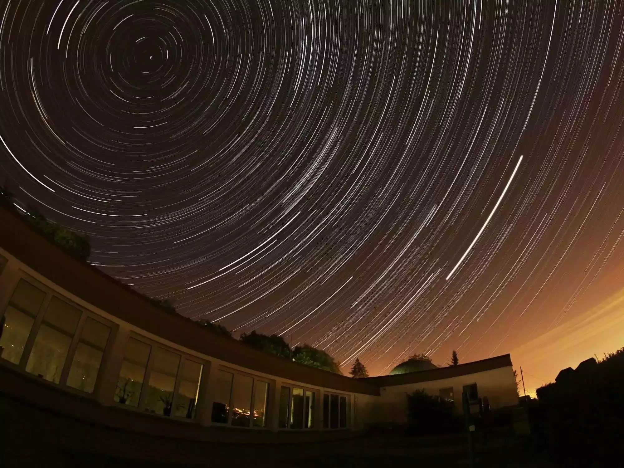 Foto der Beobachtungsterrasse der Sternwarte Radebeul mit Sternenhimmel bei Langzeitbelichtung