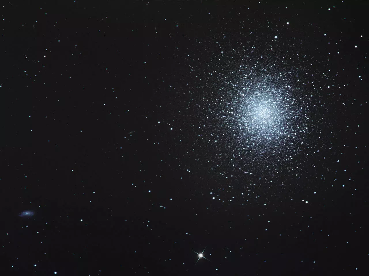 Mit dem Maksutov Teleskop aufgenommenes Foto vom Kugelsternhaufen M13