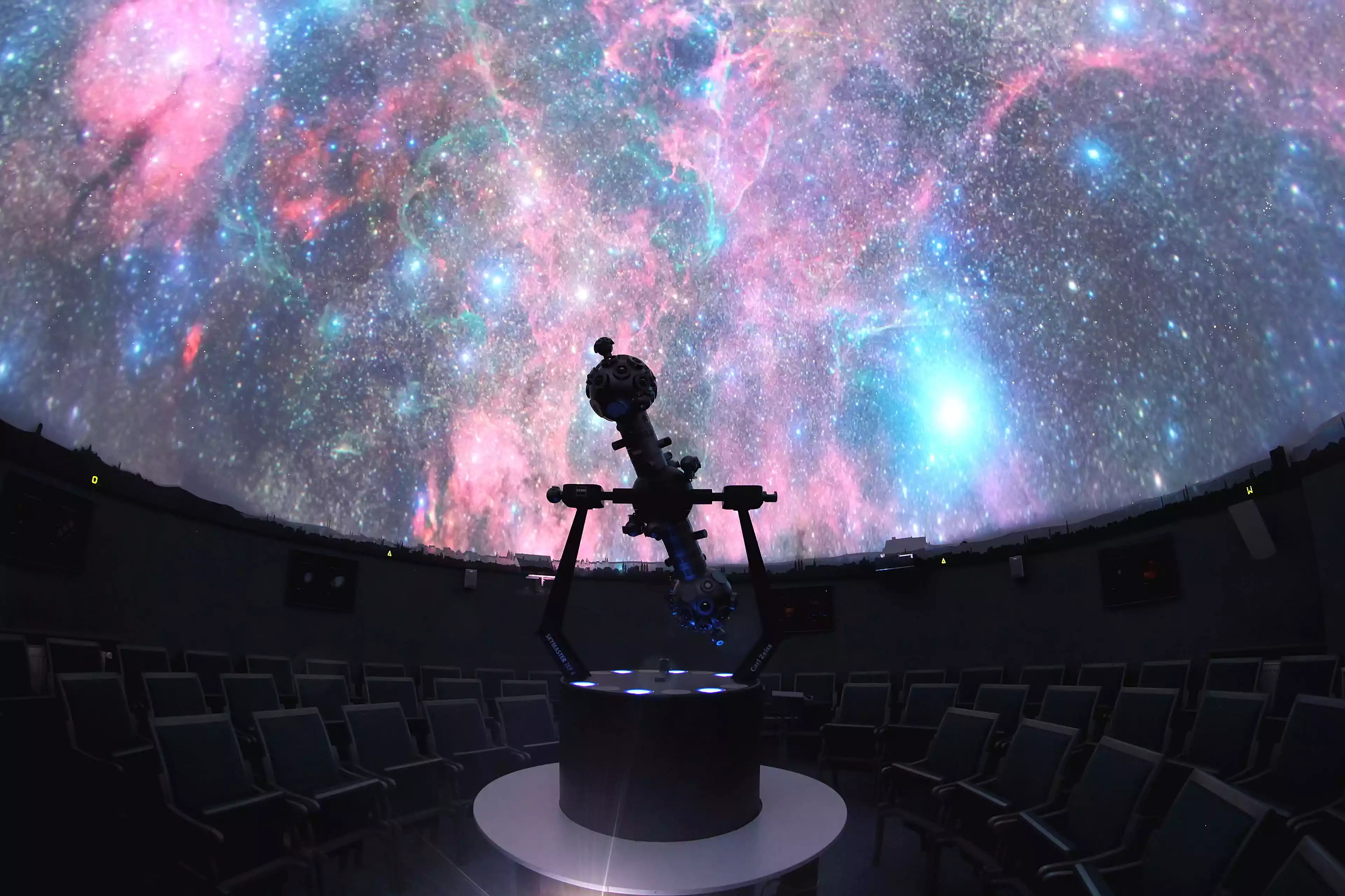 Ganzkuppelprojektionsanlage des Zeiss Planetariums ZKP4, auch Fulldome genannt