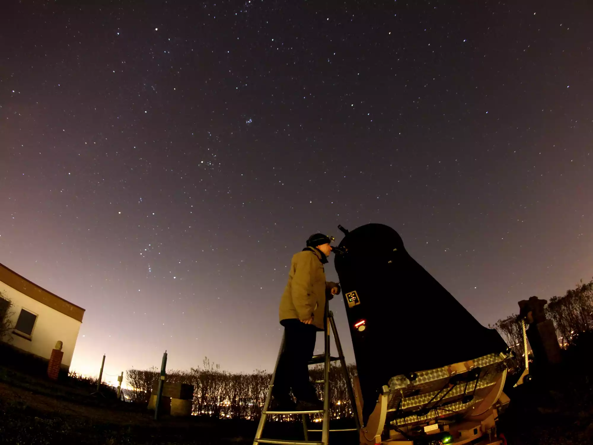 Mitglied des Astroclub Radebeul e. V. bei der Sternbeobachtung am 24 Zoll Spiegelteleskop der Sternwarte Radebeul
