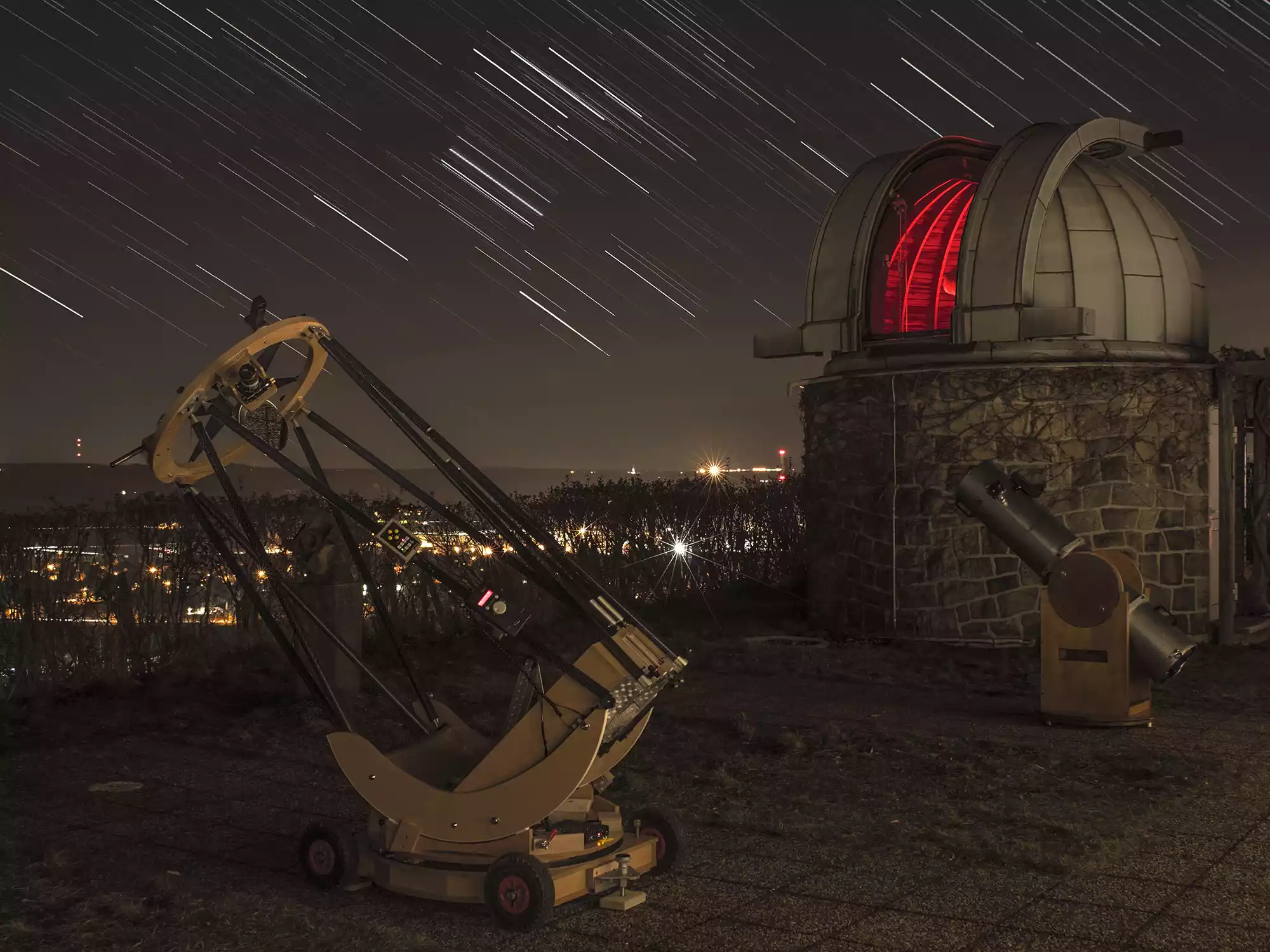 Grosses 24 Zoll Spiegelteleskop der Sternwarte Radebeul mit Sternspuren am Himmel durch Langzeitbelichtung des Fotos