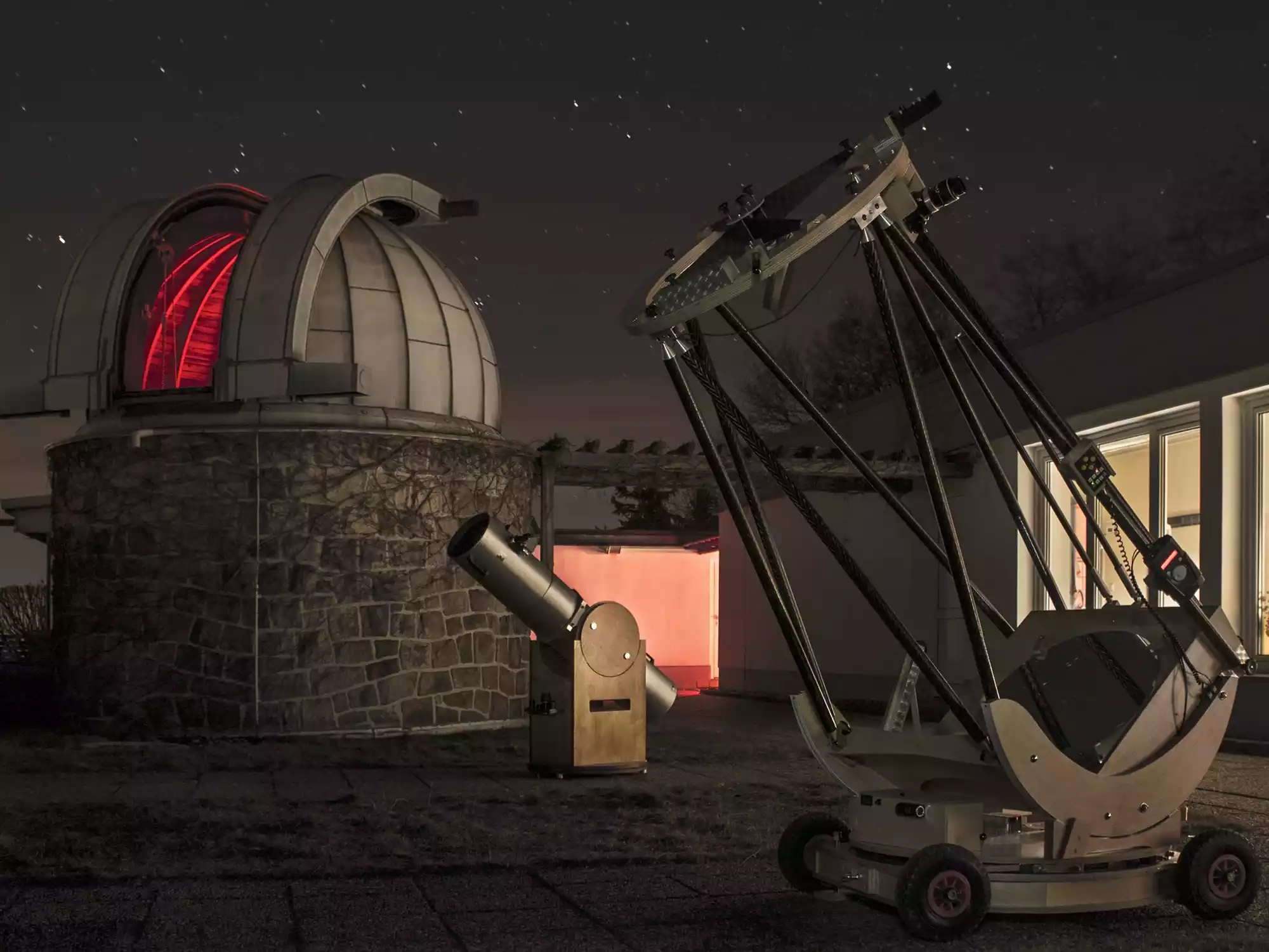 Grosses 24 Zoll Spiegelteleskop der Sternwarte Radebeul auf der Beobachtungsterrasse