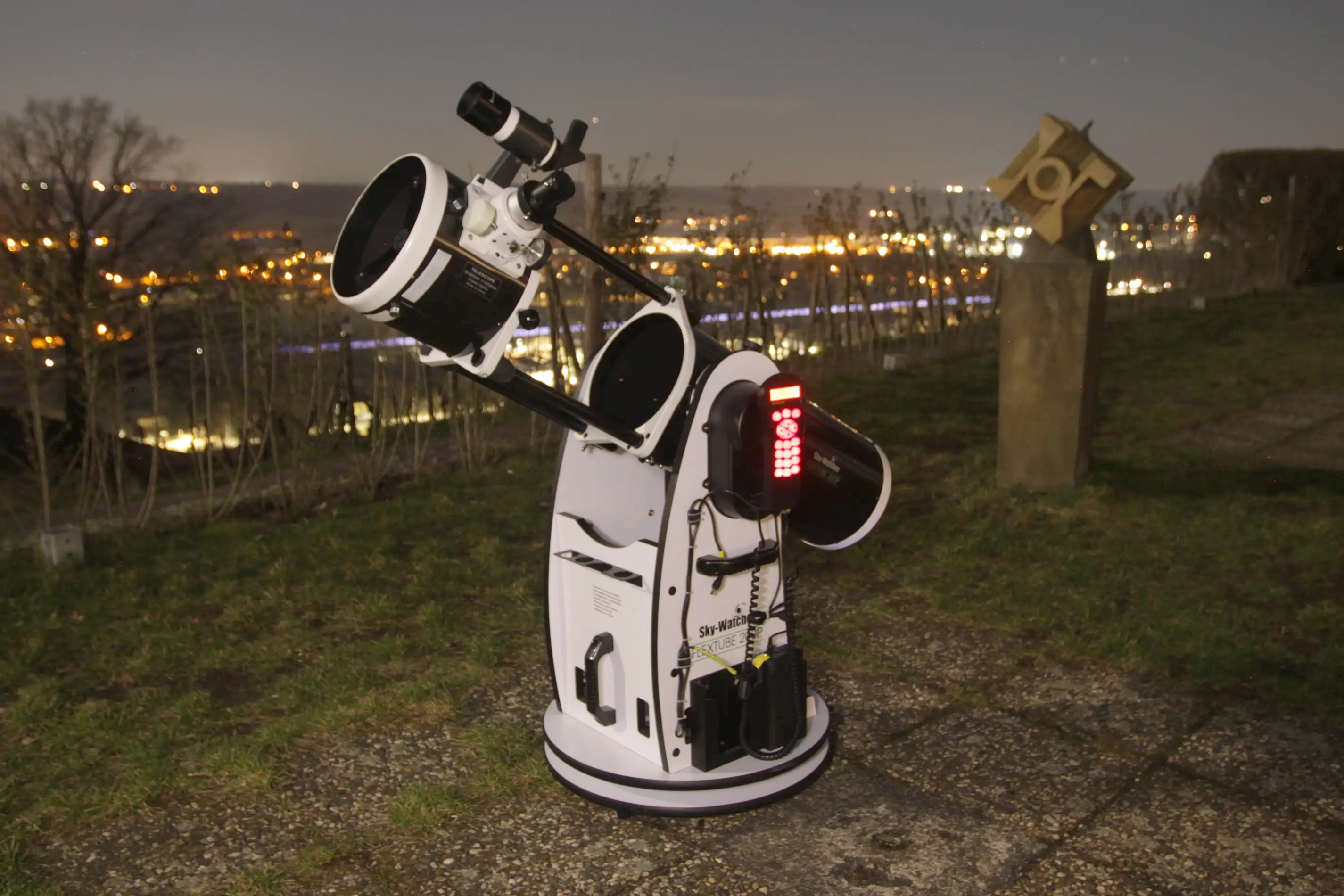 mobiles 8-Zoll Dobson Spiegelteleskop des Astroclub Radebeul e.V. an der Sterwarnte Radebeul mobiles 8-Zoll Dobson Spiegelteleskop des Astroclub Radebeul e.V. an der Sterwarnte Radebeul