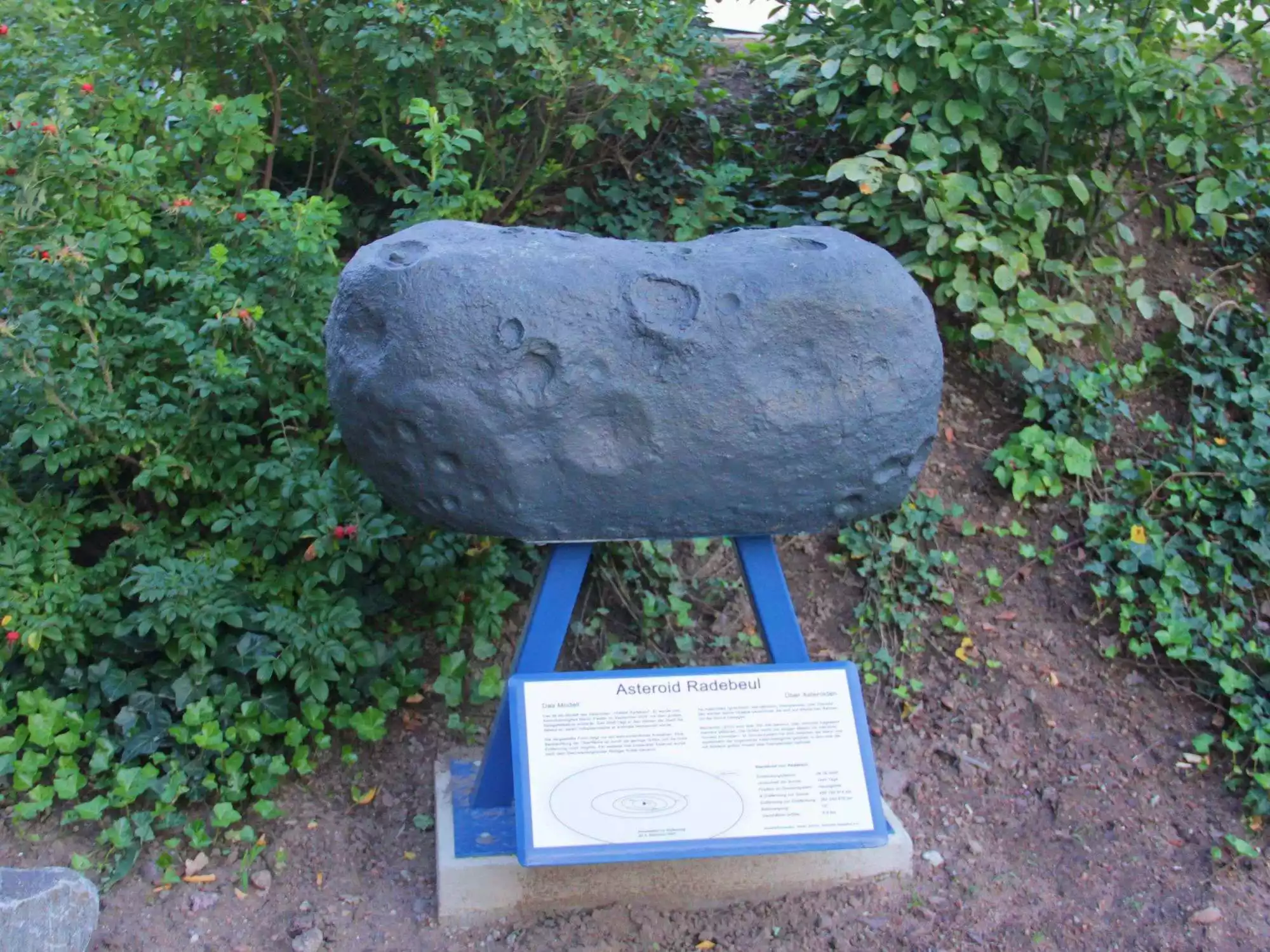 Modell des Asteroiden Radebeul auf dem Freigelände der Sternwarte Radebeul
