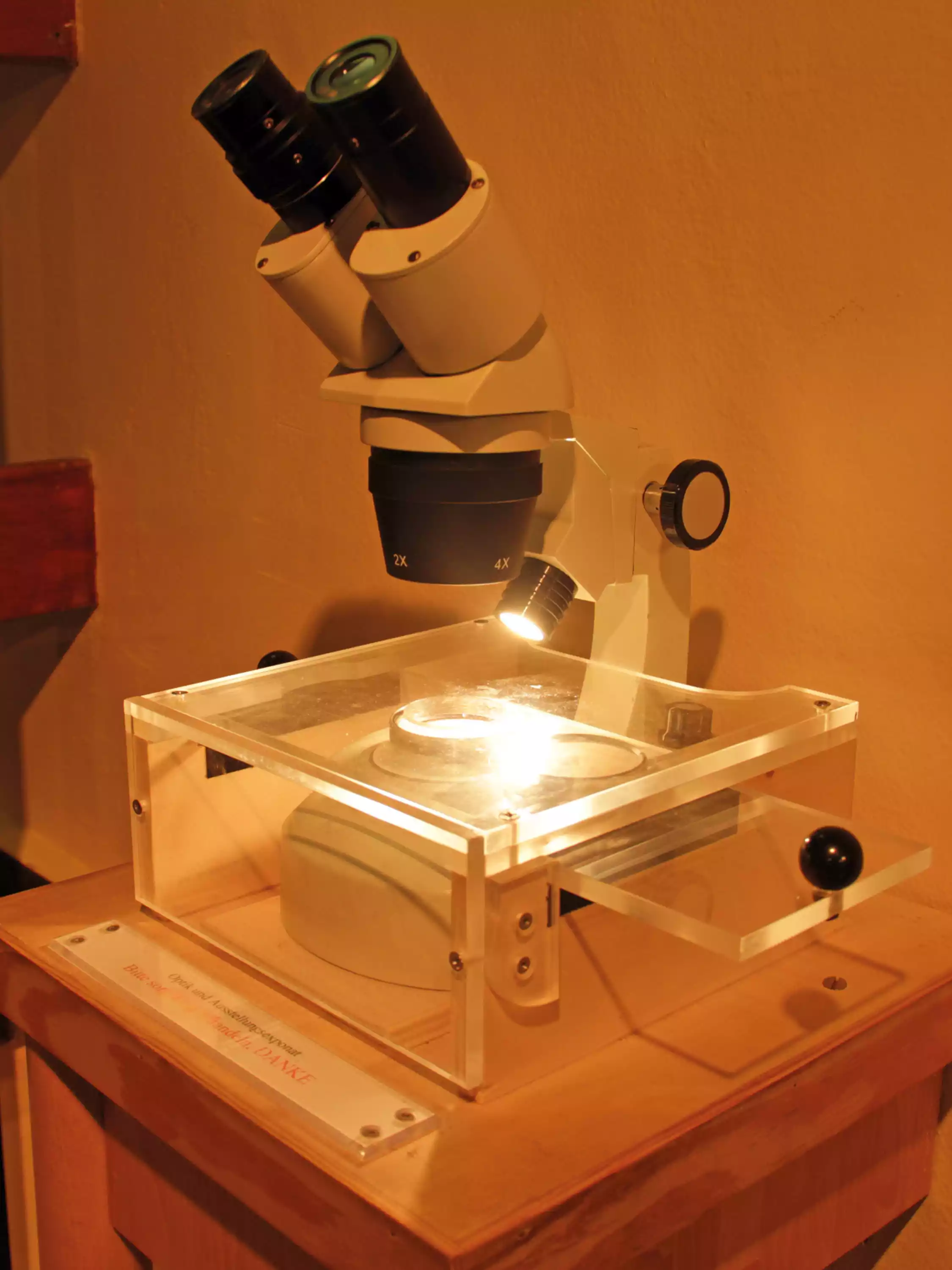 Mondstaub Betrachtung durch ein Mikroskop an der Sternwarte Radebeul