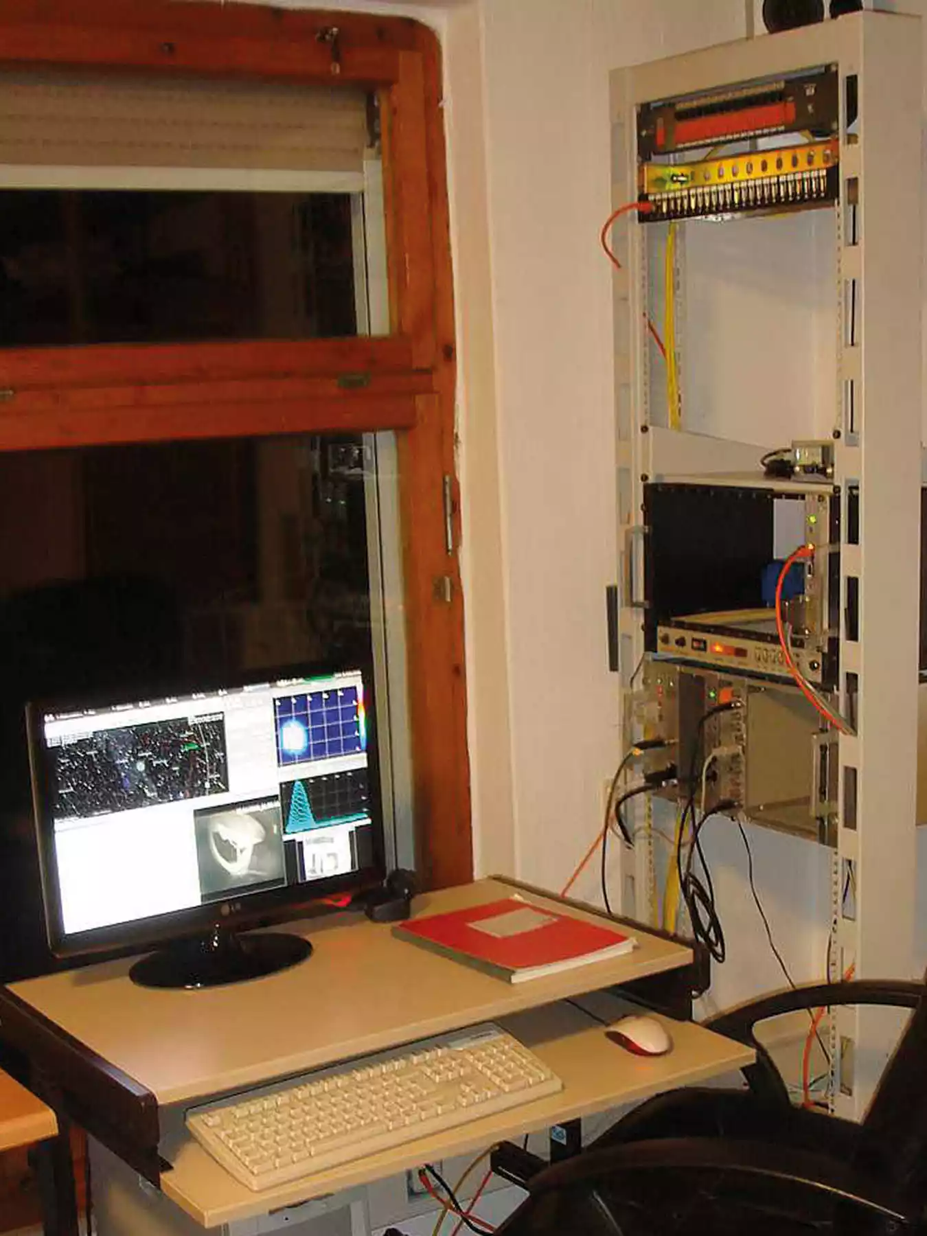 Arbeitsplatz mit Computer für das Radioteleskop der Sternwarte Radebeul