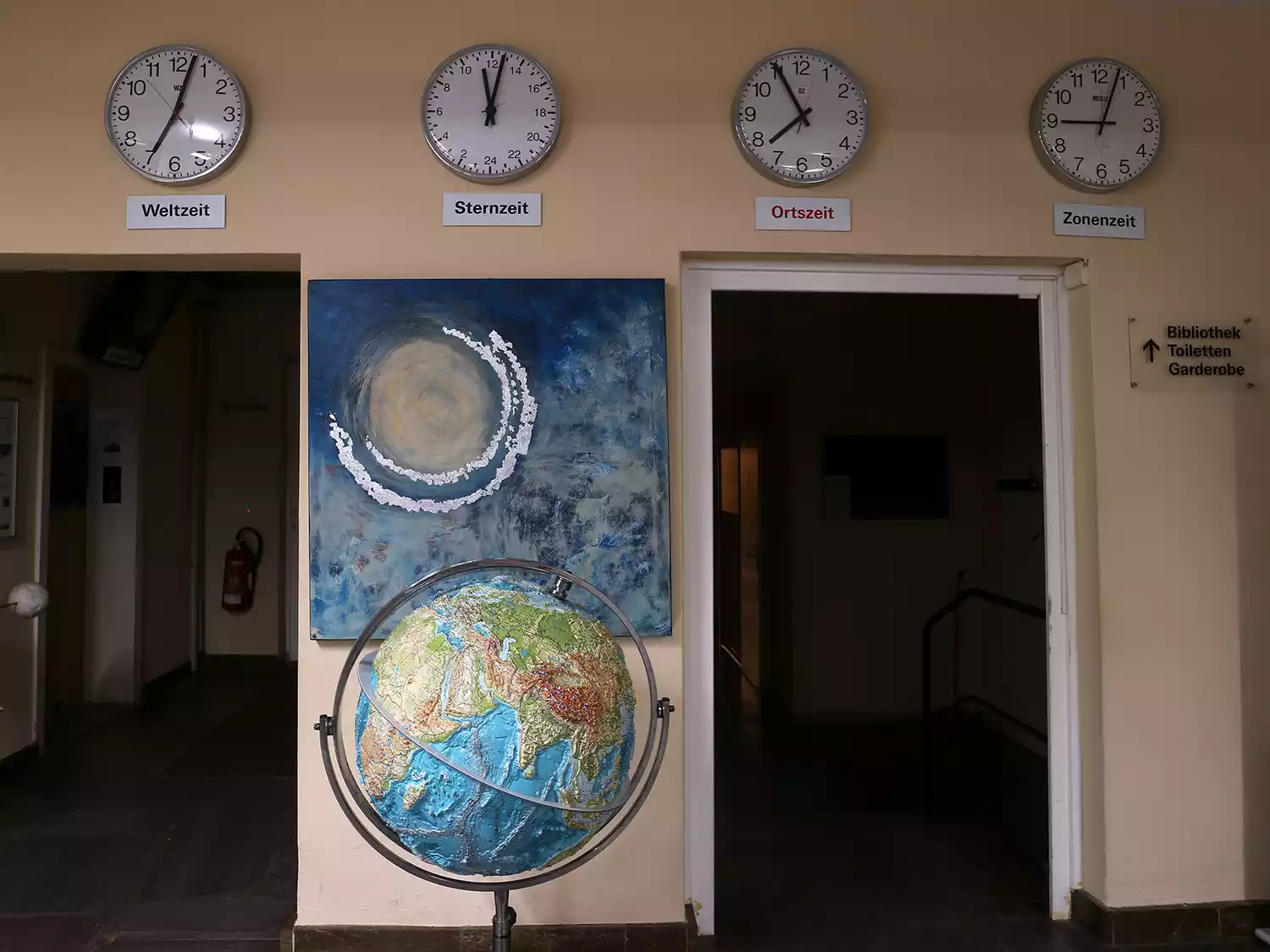 Uhren mit verschiedenen Zeitsystemen in der Ausstellung der Sternwarte Radebeul