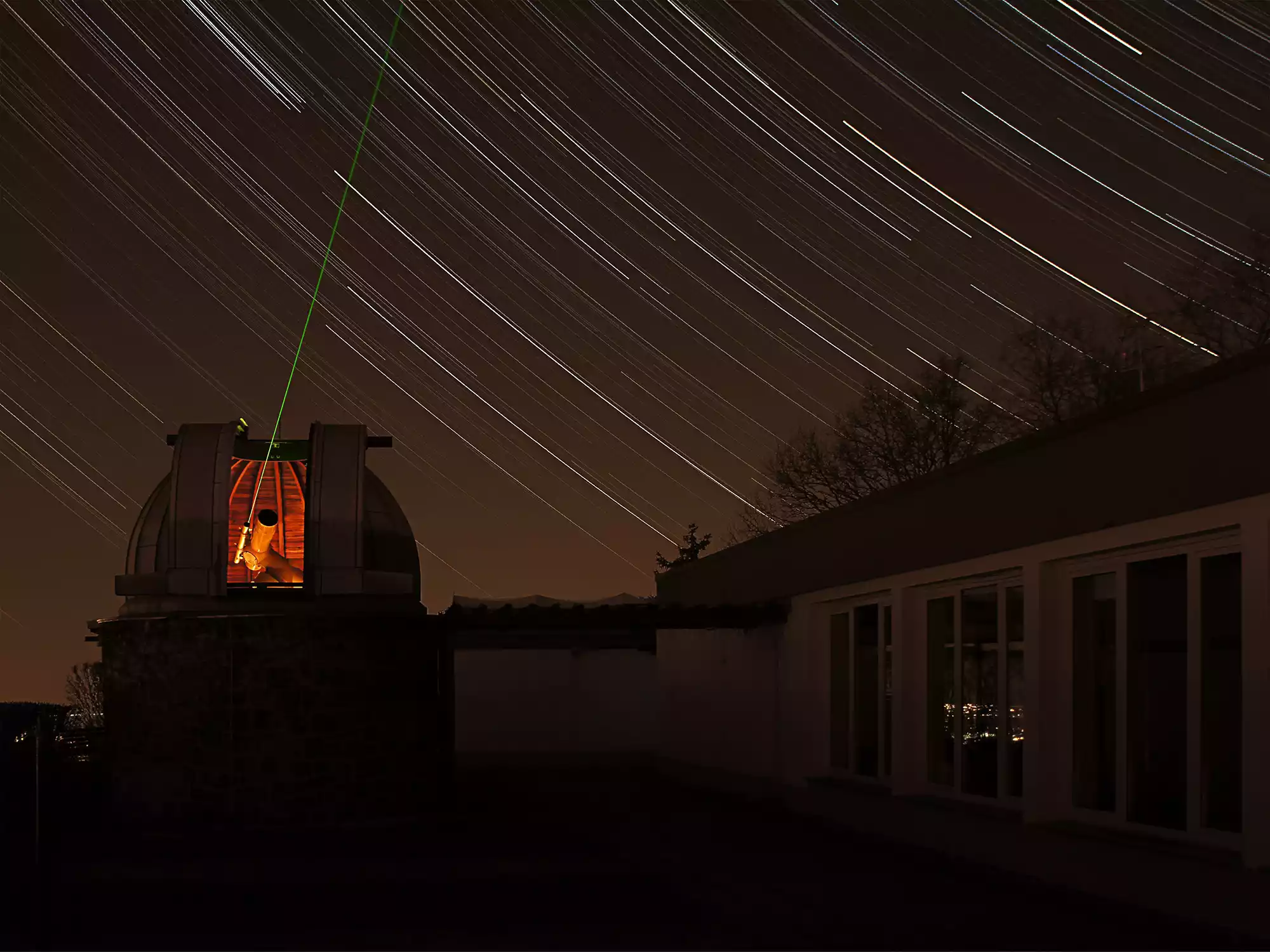 Zeiss Coudé Refraktor auf der Beobachtungsterrasse der Sternwarte Radebeul mit Sternspuren durch Langzeitbelichtung des Fotos